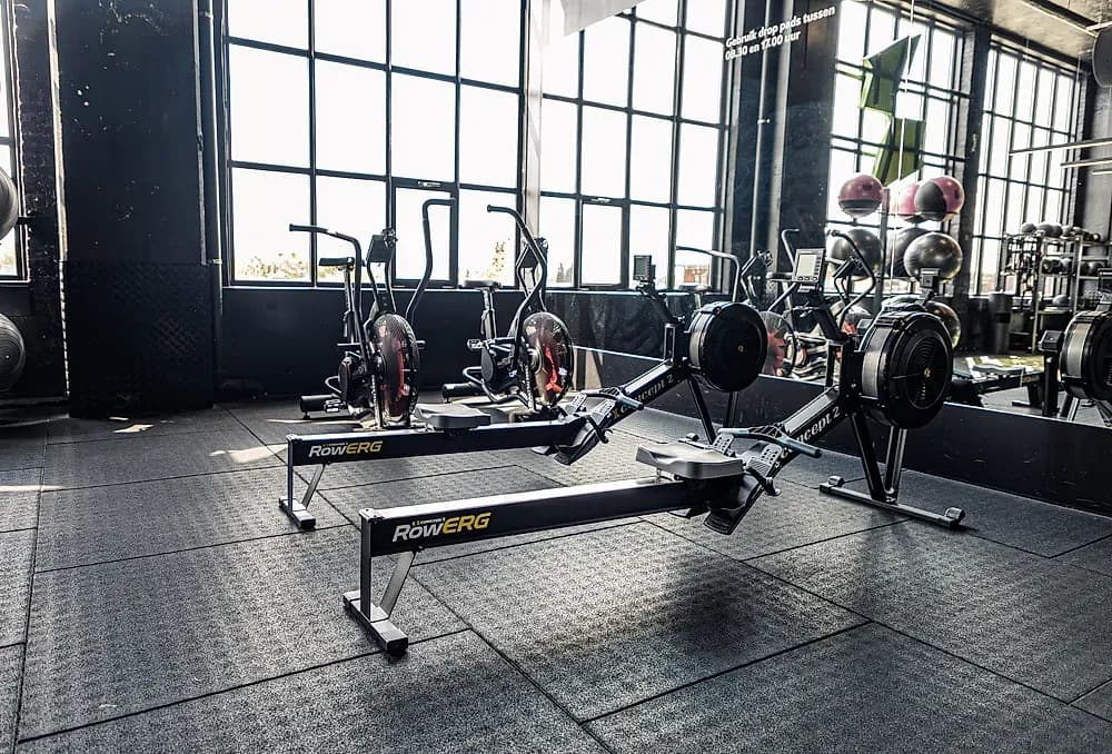 24UurFit Wilnes: Concept2 RowErgs en battle ropes in een industrieel daglichtinterieur