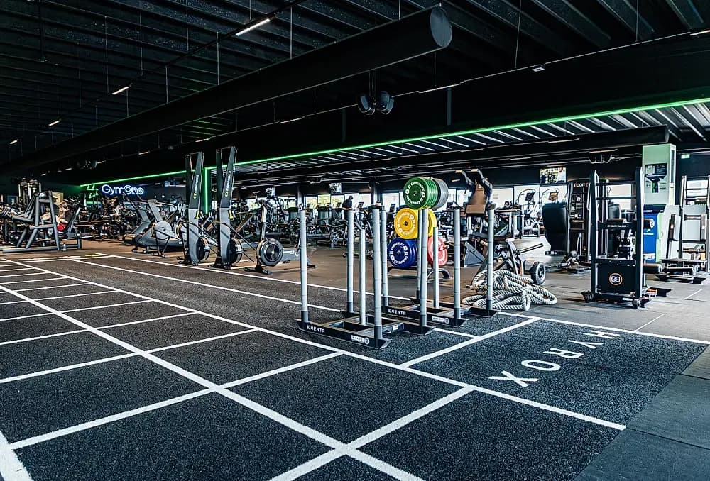 Ruime trainingsvloer met duidelijke looproutes en zonering