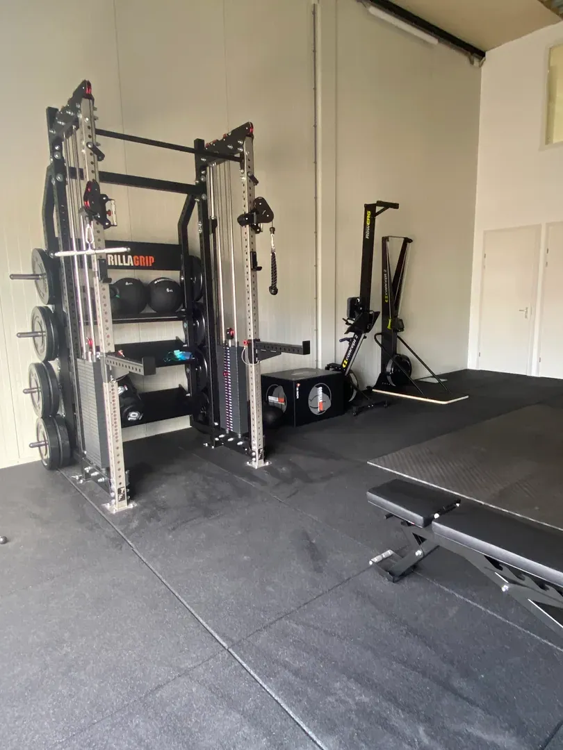 Premium privé-gym met rack en halters in een woonomgeving