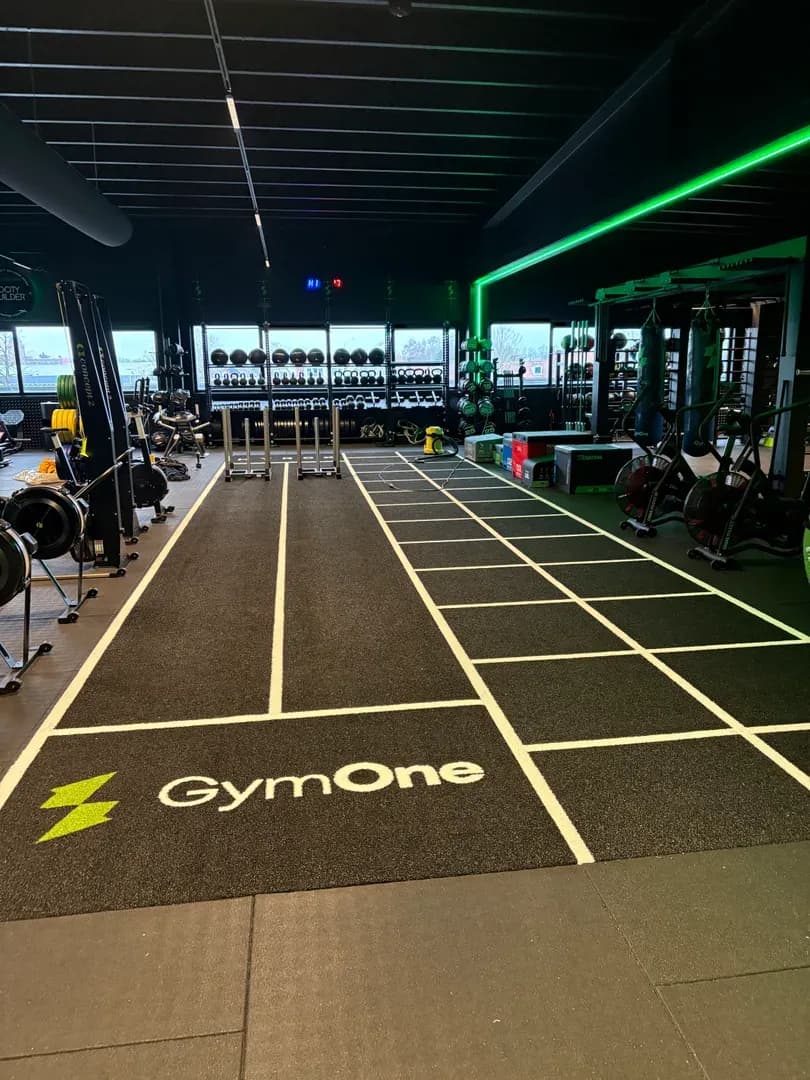 Sfeervolle trainingsruimte met warme en groene LED-verlichting