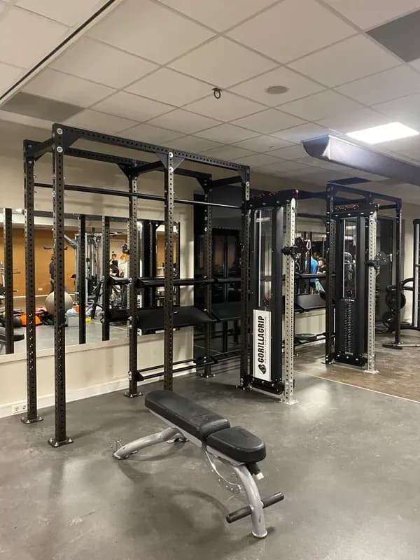 Besloten studio met spiegelwand voor één-op-één training