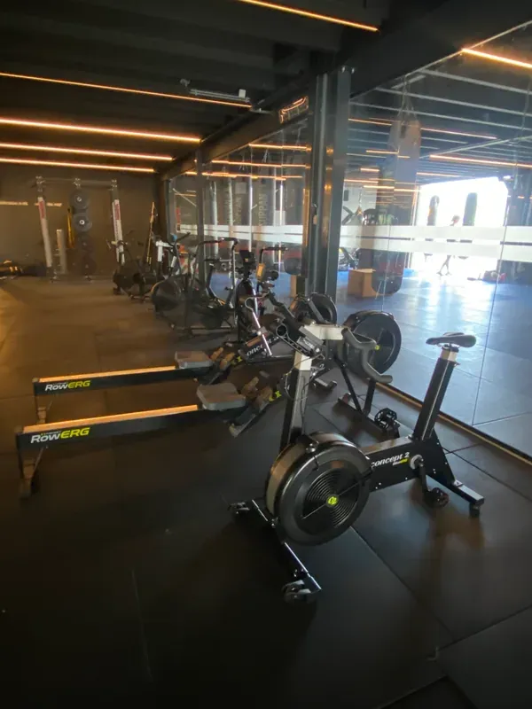 Cardio-apparatuur met rowers en bike, compact opgesteld