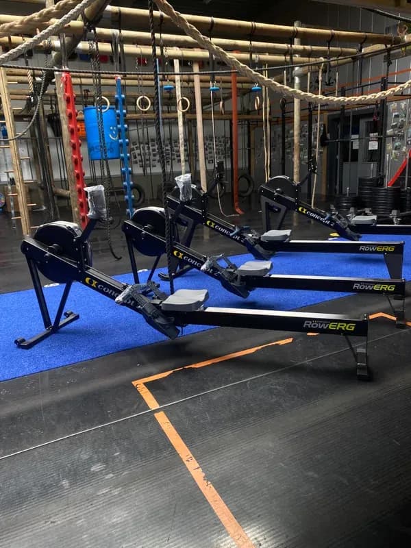 Concept2 RowErg-stations op een rij in een functionele trainingsruimte