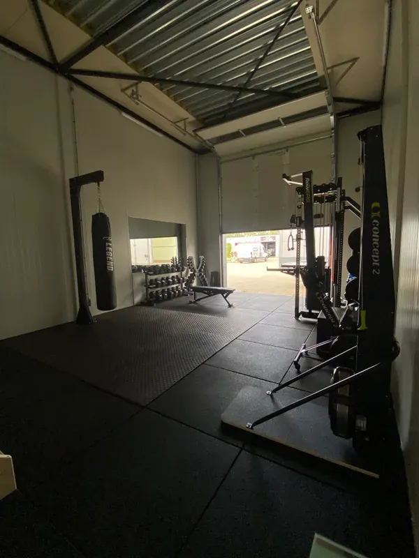 Rustige trainingsruimte met comfortabele vloer