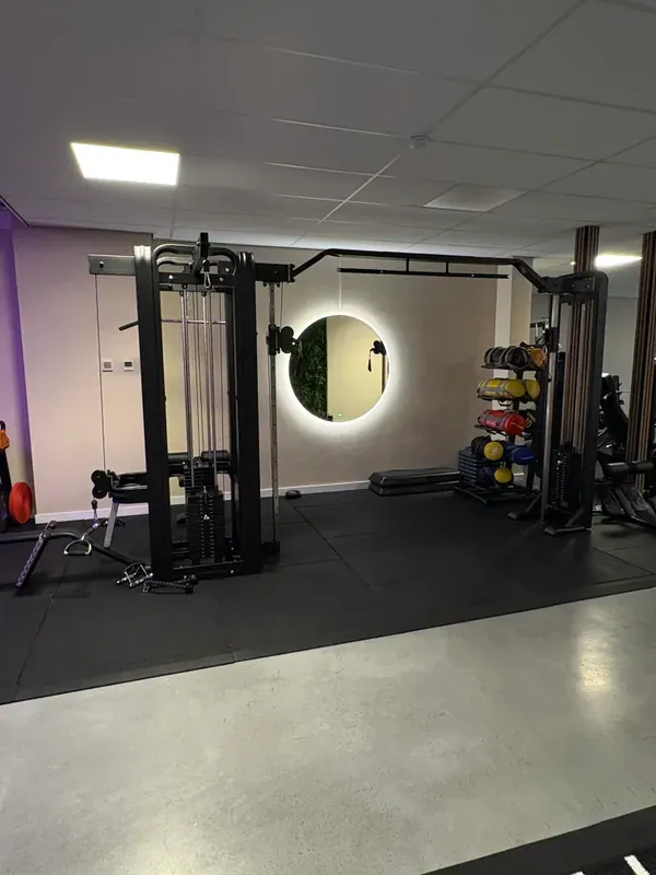 Trainingshoek met spiegel en sfeervolle verlichting