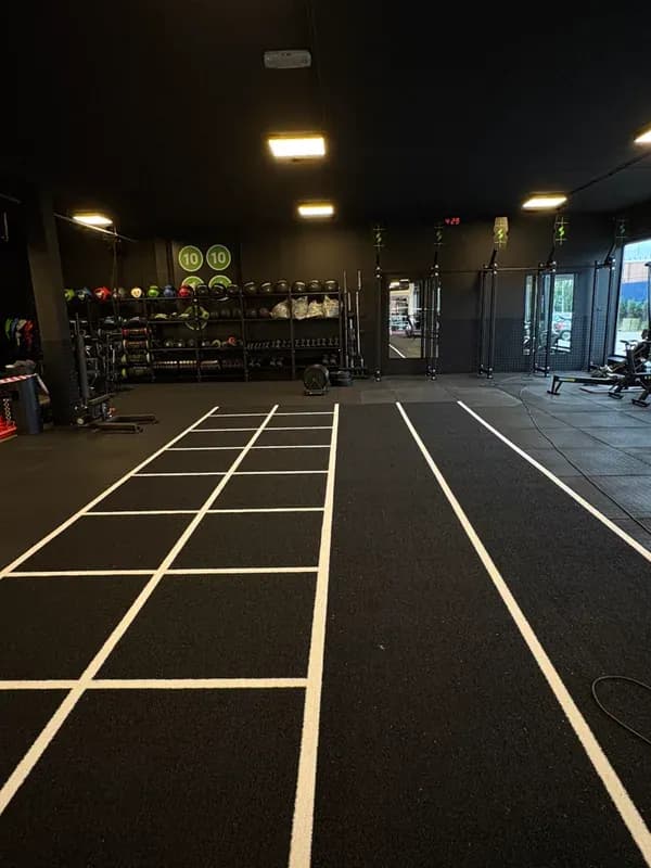 Sprintbaan met geometrische zonering-markering in een donkere gym