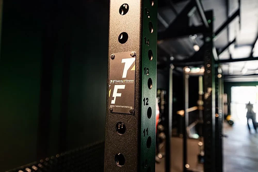 Close-up van een rack-detail met merksigning in een donkere studio